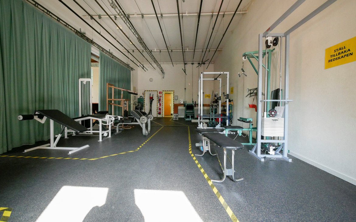 Skolans gym med olika maskiner för träning